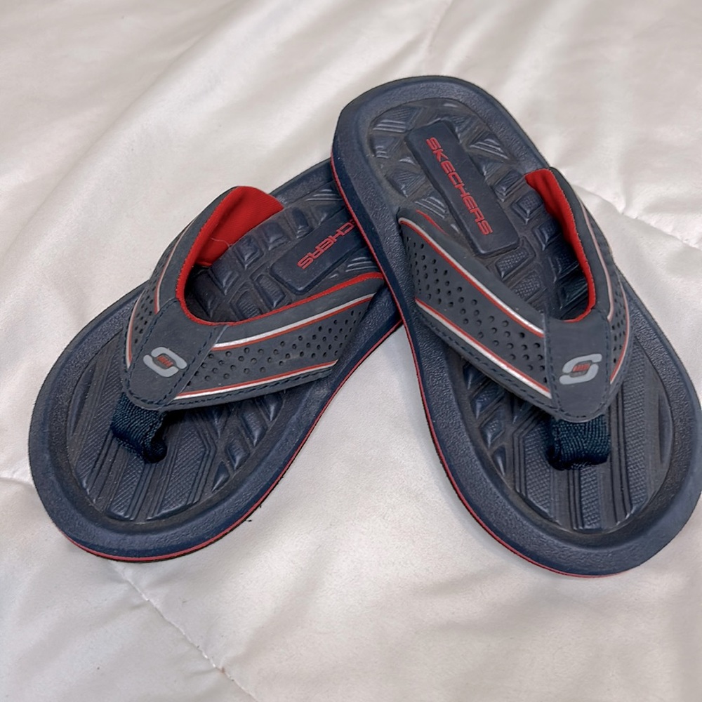 💙Sketchers kids sz11 Solar Rush Thermosurge Navy and red flip flops